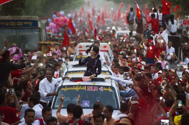Photo+Credit%3A+Ye+Aung+Thu%2FAgence+France-Presse+%E2%80%94+Getty+Images%0ASuu+Kyi+campaigns+in+a+city+in+Maynmar.