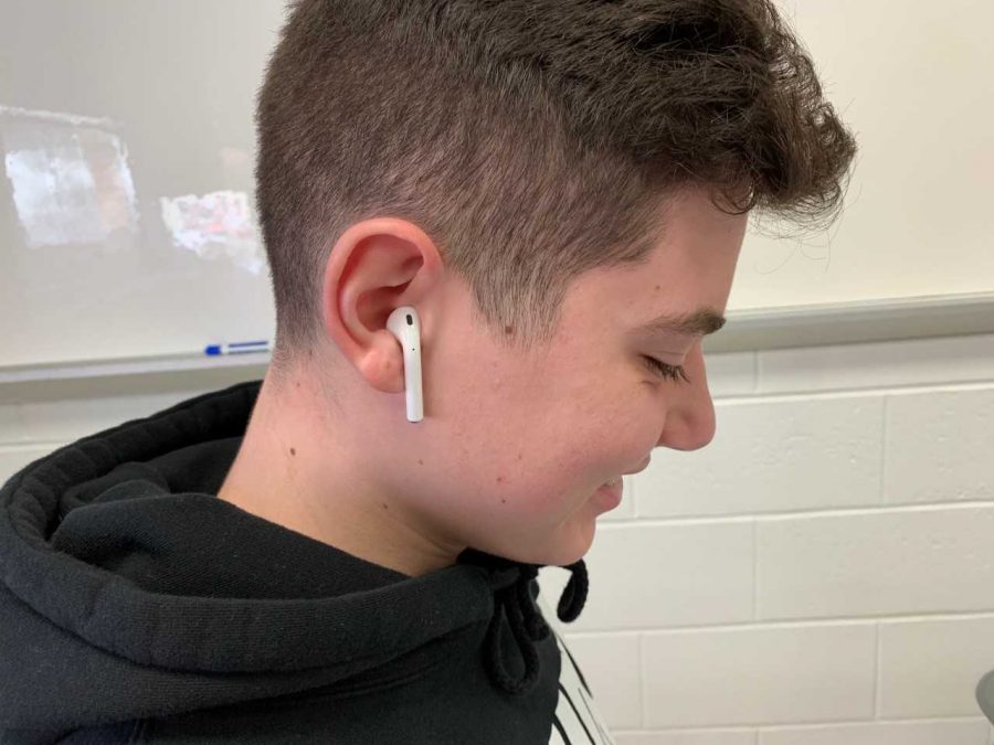 AirPod Flexing has Taken Over the Internet – Patriot Press